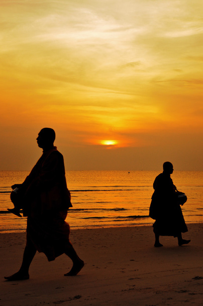 Sziluettjét szerzetes séta a parton - Fotó, kép