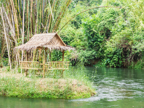 bambusové chýše u řeky - Fotografie, Obrázek