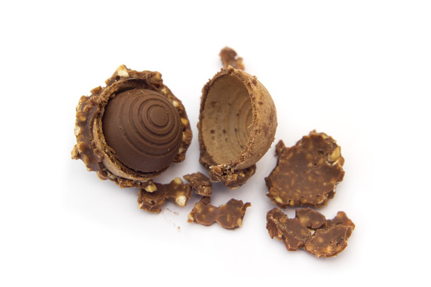 口とパン粉白 backgro に分離されたチョコレート クッキー - 写真・画像