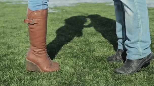 Mannelijke en vrouwelijke benen op het voetbalveld voetbal - Video