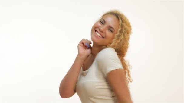 Szczęśliwa kobieta szczęśliwa świętuje sukces krzykiem - Materiał filmowy, wideo
