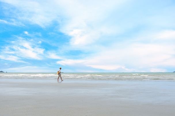 férfi a strandon - Fotó, kép