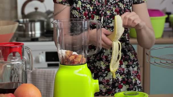 Mujer poner fruta en la licuadora
 - Imágenes, Vídeo