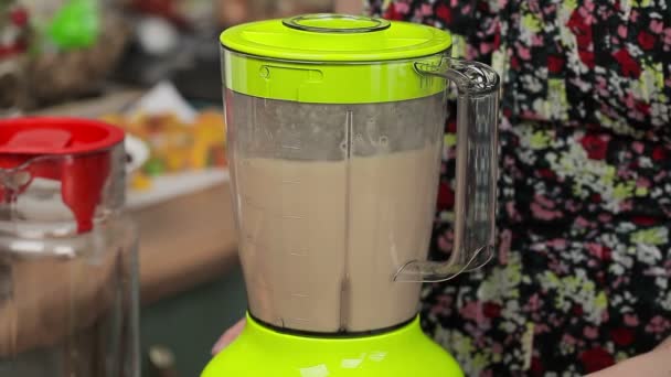 Kobiet włączyć blender z milkshake - Materiał filmowy, wideo