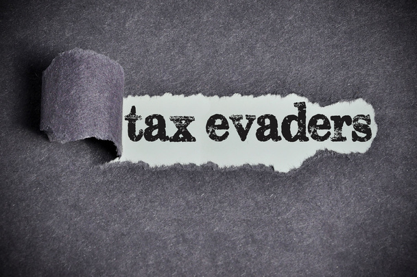 Vergi evaders kelime yırtık siyah şeker kağıt'ın altında  - Fotoğraf, Görsel