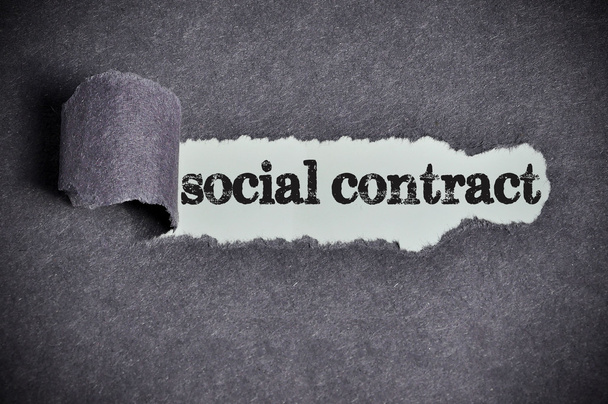 sociaal contract woord onder gescheurde zwarte suiker papier  - Foto, afbeelding