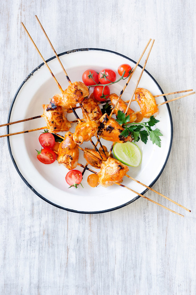 Grilled chicken on sticks with tikka masala sauce  - Foto, afbeelding