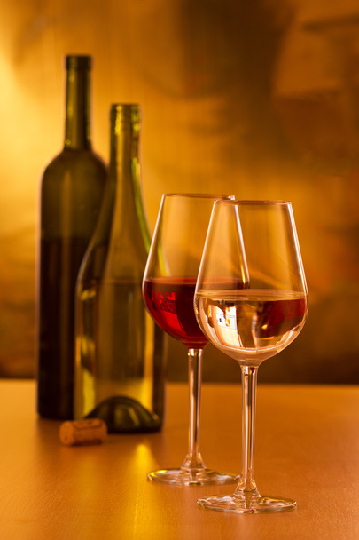 Glasses of red and white wine - Фото, изображение