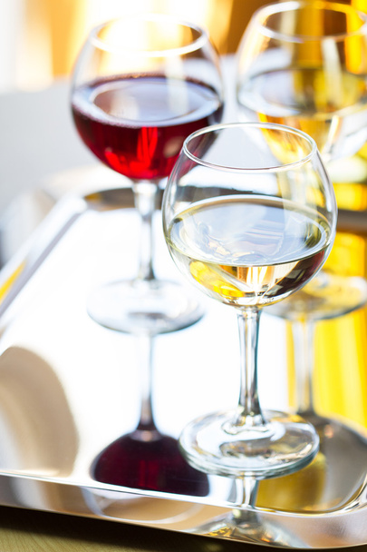白ワインと赤ワインのグラス - 写真・画像