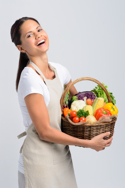 有機生のバスケットを持って女性が野菜をつくる - 写真・画像