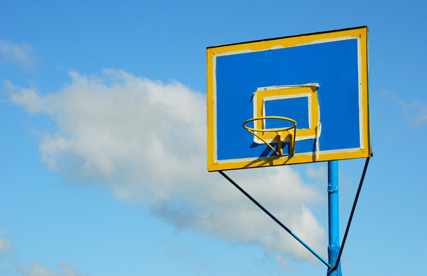 Juuri maalattu uusi värikäs backboard ja koripallo vanne vastaan
  - Valokuva, kuva