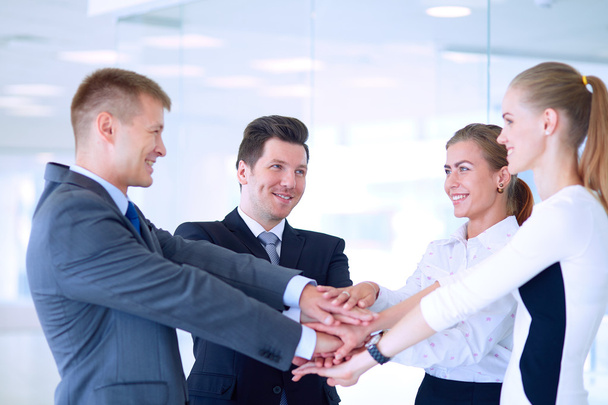 Gente de negocios con las manos juntas en un círculo
 - Foto, Imagen