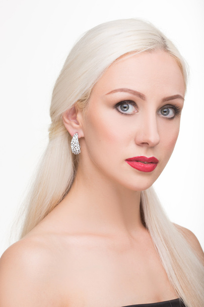 όμορφο κορίτσι με τη μακρά άσπρα μαλλιά και σκουλαρίκια. φωτογραφία μόδας. πορτρέτο - Φωτογραφία, εικόνα