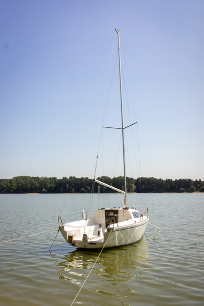 Kleines Segelboot oder Yacht - Foto, Bild