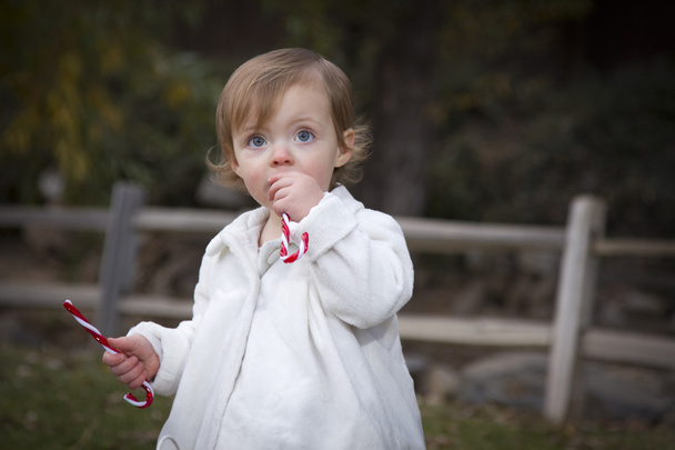 noworodek dziewczyna bawi sie w parku - Zdjęcie, obraz