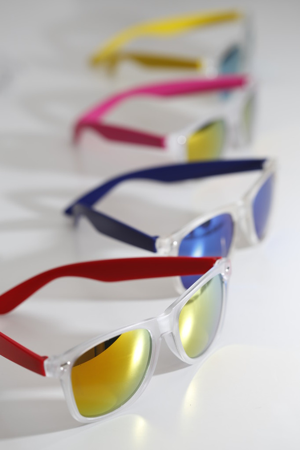 Moda óculos de sol coloridos em um fundo branco
 - Foto, Imagem