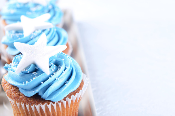 ブルーのアイシングのカップケーキ - 写真・画像