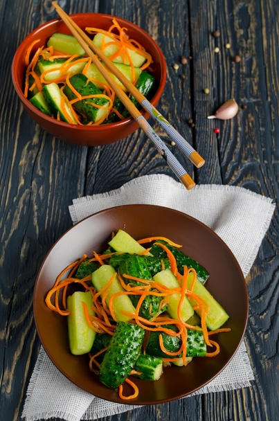 Cucumber salad with carrots - Φωτογραφία, εικόνα