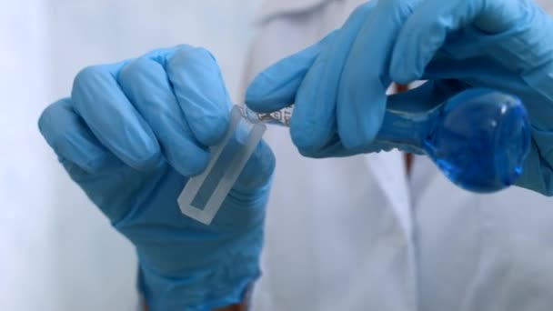 Scientist take sample liquid in flask - Filmagem, Vídeo