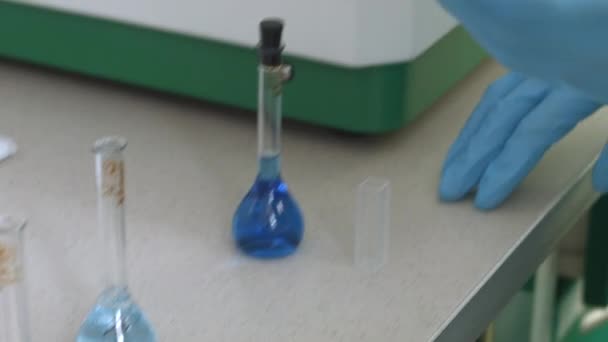Resercher take samples liquid in flask in lab - Imágenes, Vídeo