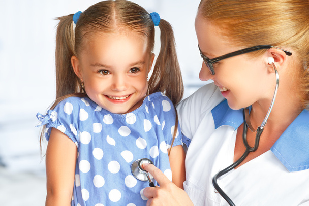 Doctor pediatrician and child patient  - 写真・画像