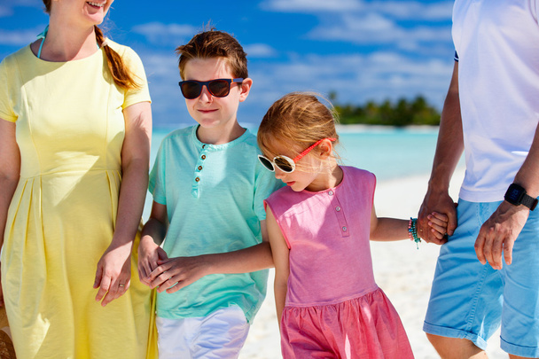 Famille en vacances à la plage tropicale
 - Photo, image