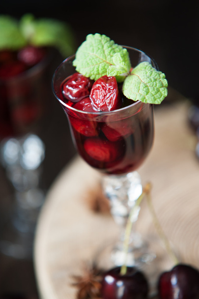 Міцний алкогольний вишневий лікер
 - Фото, зображення