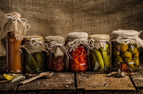 Verduras cocidas, pepinillos, ketchup casero
 - Foto, Imagen