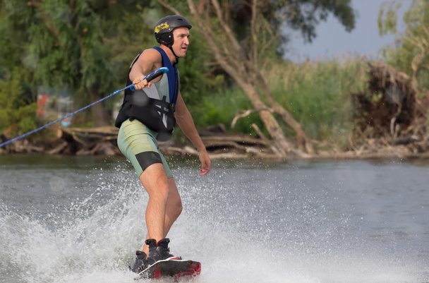 atleta haciendo trucos en un wakeboard
 - Foto, Imagen