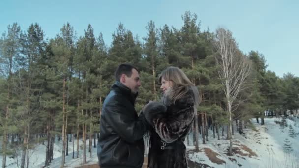 boyfriend warms hands sweetheart, frozen in the cold - Footage, Video