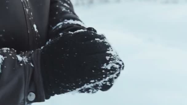 Primo piano dell'uomo con la neve in mano
 - Filmati, video
