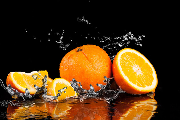 Fruits orange et éclaboussures d'eau
 - Photo, image