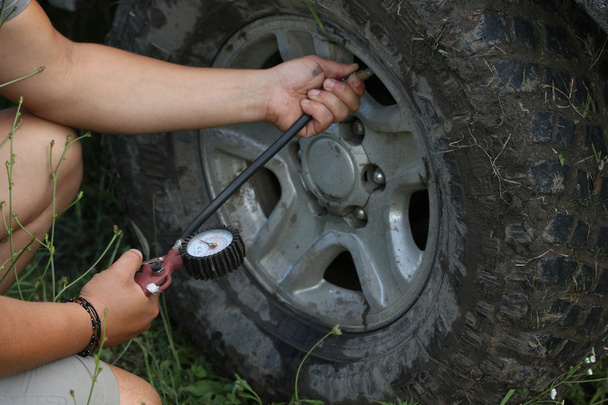 Measuring tire pressure - Valokuva, kuva