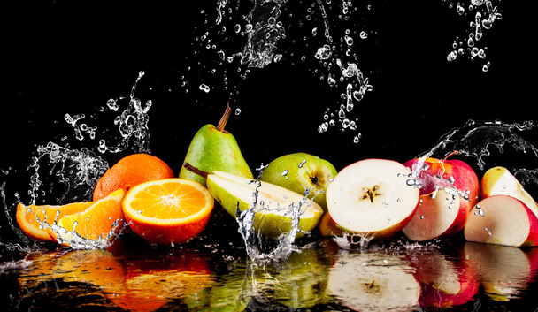 Peren, appels, oranje vruchten en Splashing water - Foto, afbeelding