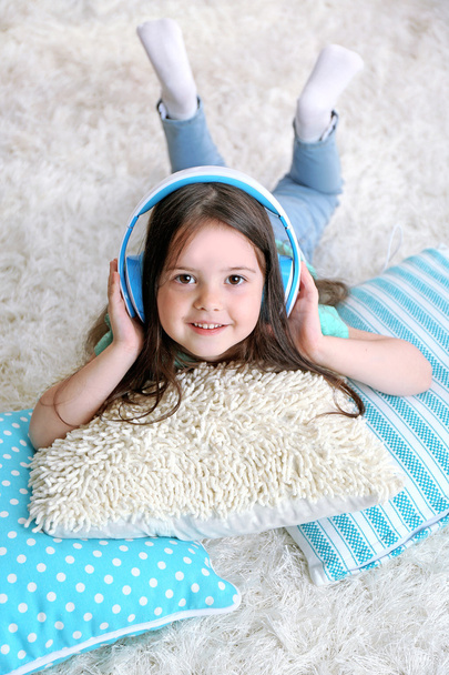 Beautiful little girl listening to music - Foto, imagen