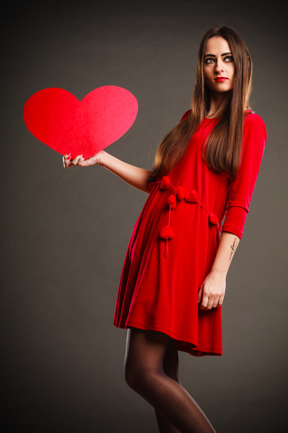 V Woman holding heart sign - Foto, afbeelding