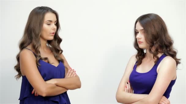 Las hermanas discuten
 - Metraje, vídeo