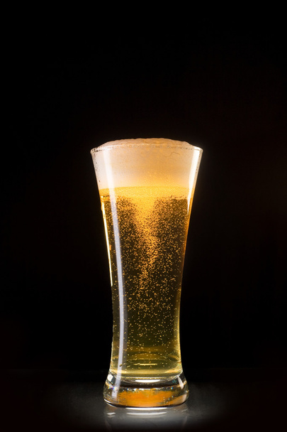 Copo de cerveja com bolhas girar
 - Foto, Imagem