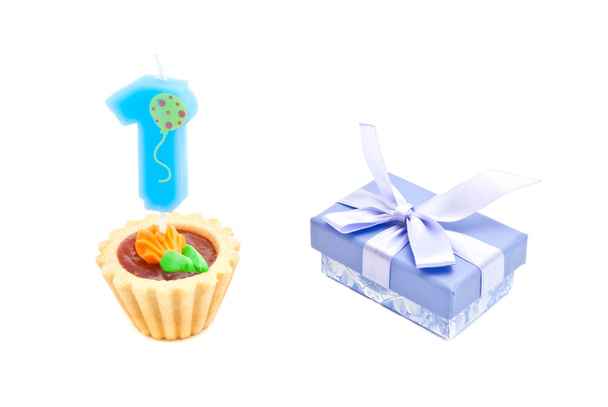 cake with one years birthday candle and gift  - Zdjęcie, obraz