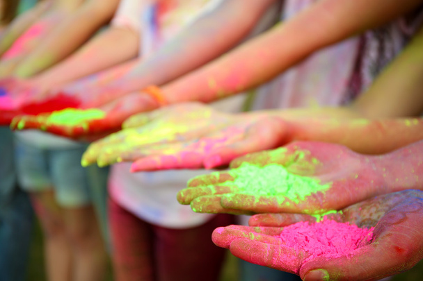 Hands of young people with Indian dyes on Holi color festival - Foto, Bild