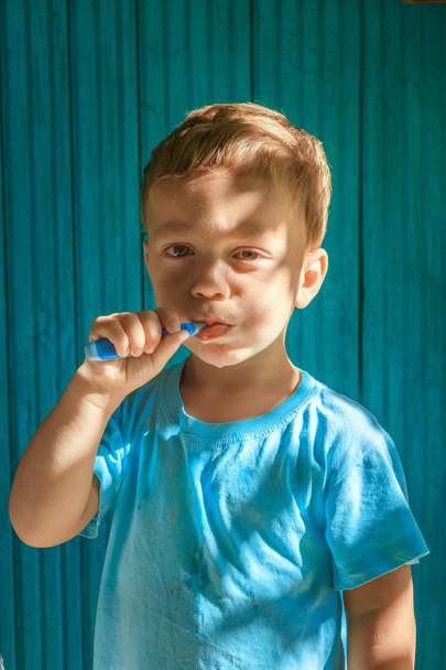 Boy cleaning teeth - Фото, зображення