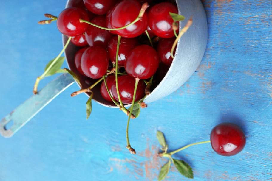 Cherries in bowl, on wooden background - Foto, imagen
