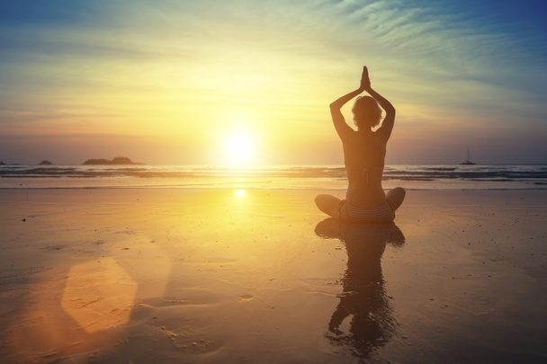 mujer joven practicando Yoga en la playa
 - Foto, Imagen