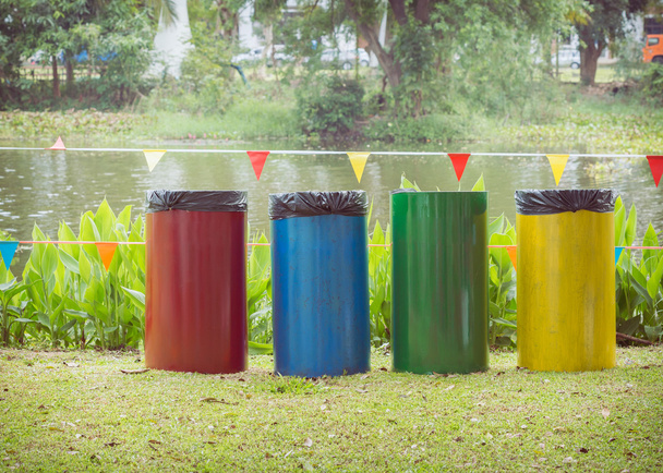 Bunte Mülltonnen im Garten - Foto, Bild