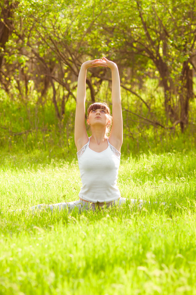 la chica se dedica al yoga - Foto, imagen