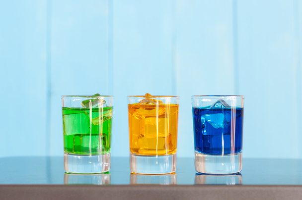 Collectie van alcoholhoudende cocktails in shot glazen. Foto's. Kleurrijke dranken - Foto, afbeelding