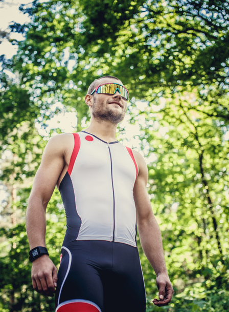 Erkek spor giyim ve güneş gözlüğü portresi. - Fotoğraf, Görsel