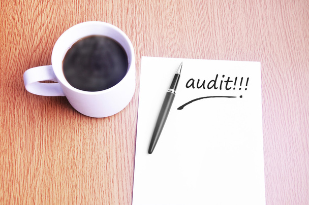 Kávé, a toll és a jegyzeteket írni audit - Fotó, kép