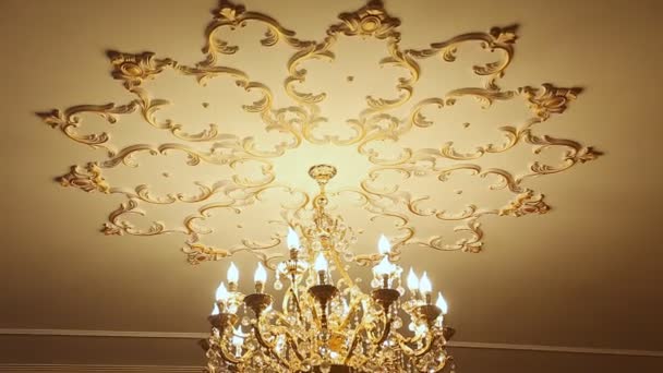 Hermosa lámpara de araña de cristal
 - Imágenes, Vídeo