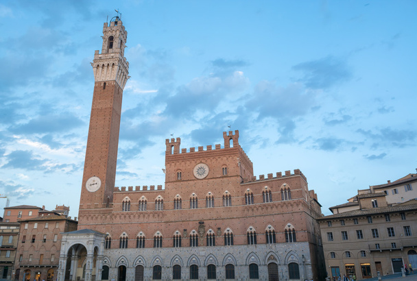 Publiek paleis met de Torre del Mangia in Siena, Toscane - Foto, afbeelding